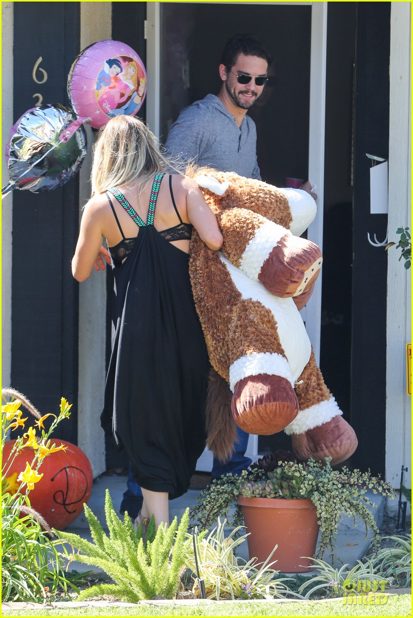 Kaley Cuoco & Ryan Sweeting Brings Big Gift to Birthday Party! Photo