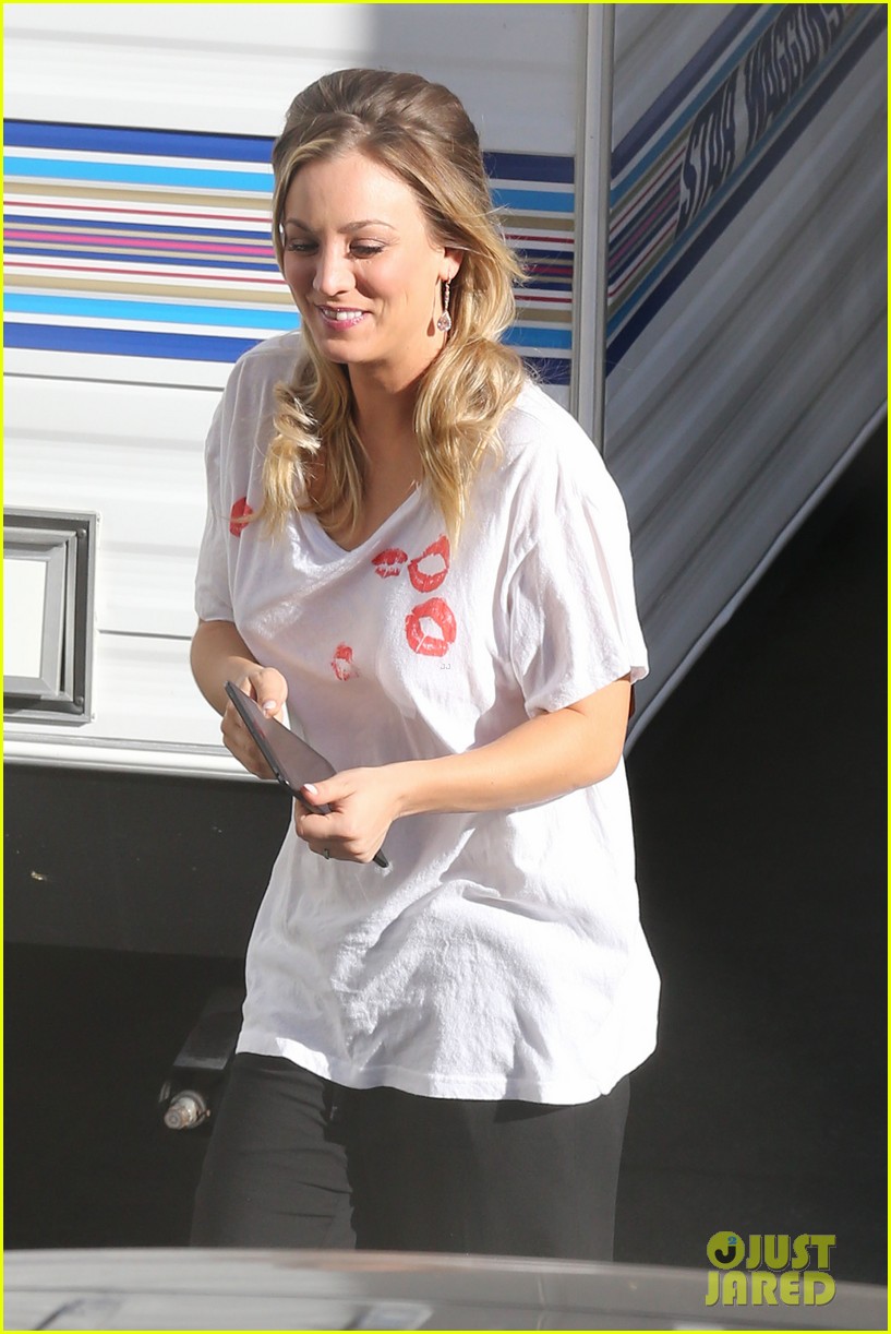 kaley cuoco ryan sweeting hold hands on set 04