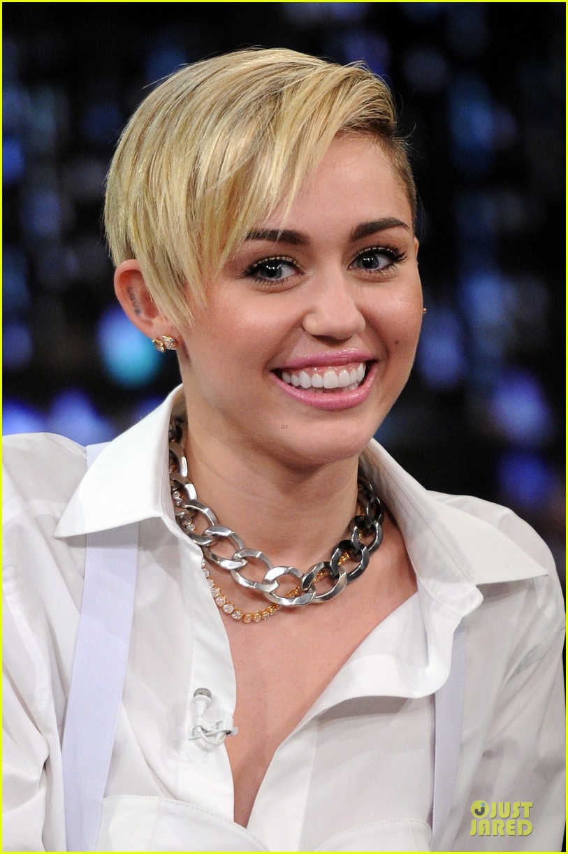 miley cyrus toned abs for bangerz album signing 35