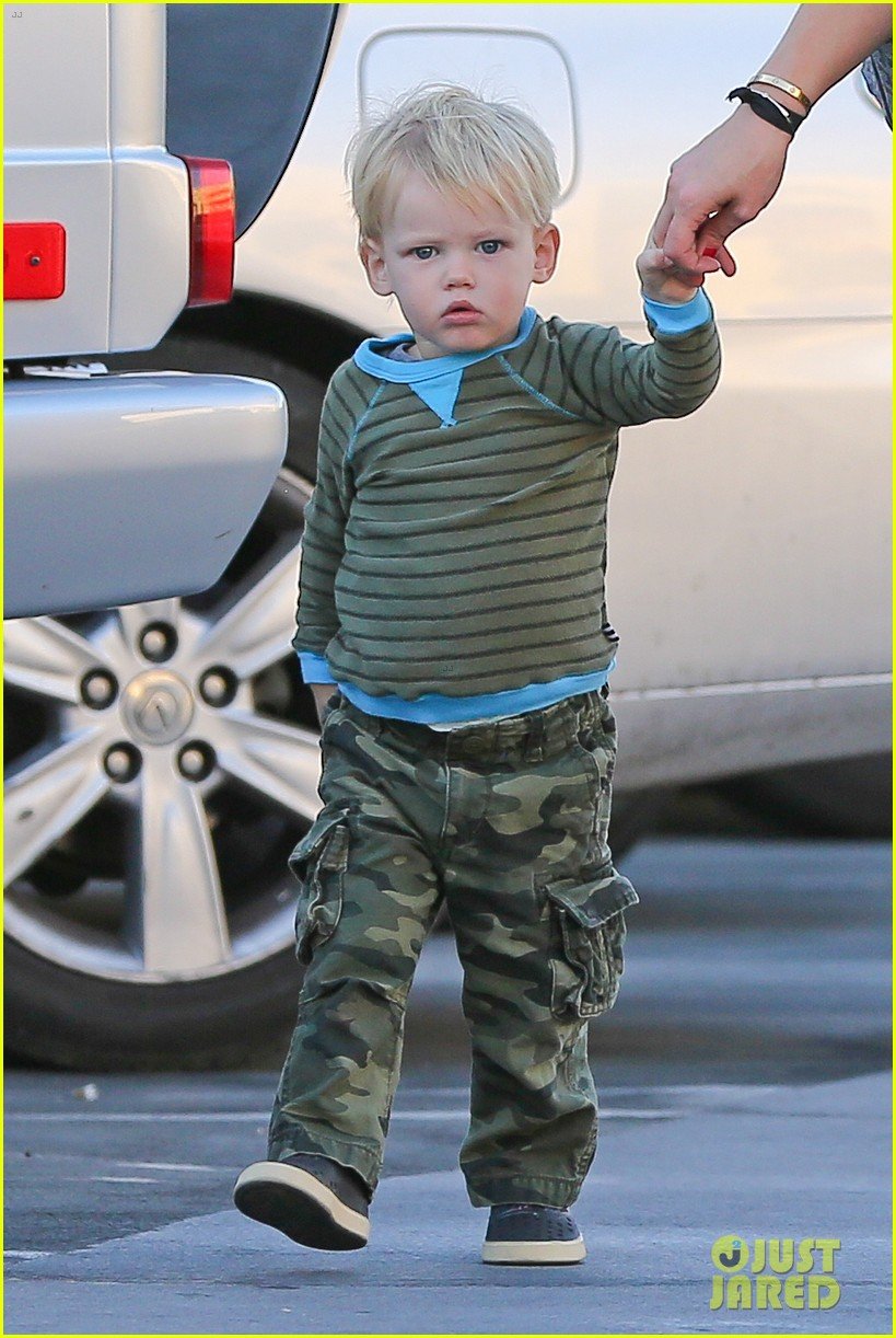 hilary duff dinner with luca after b day celebrations 02