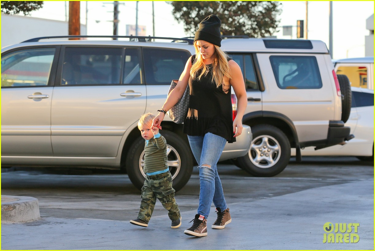 hilary duff dinner with luca after b day celebrations 03