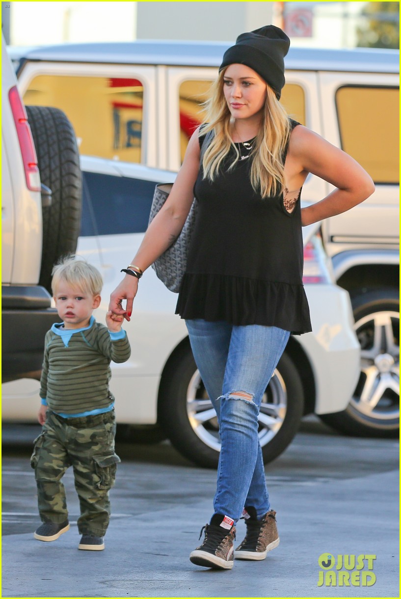 hilary duff dinner with luca after b day celebrations 07