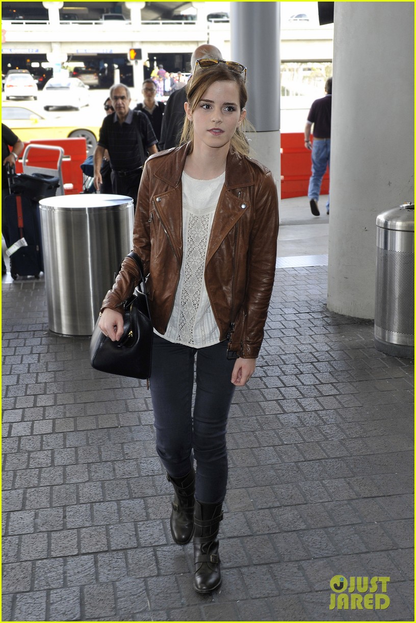 emma watson flies out of los angeles 09