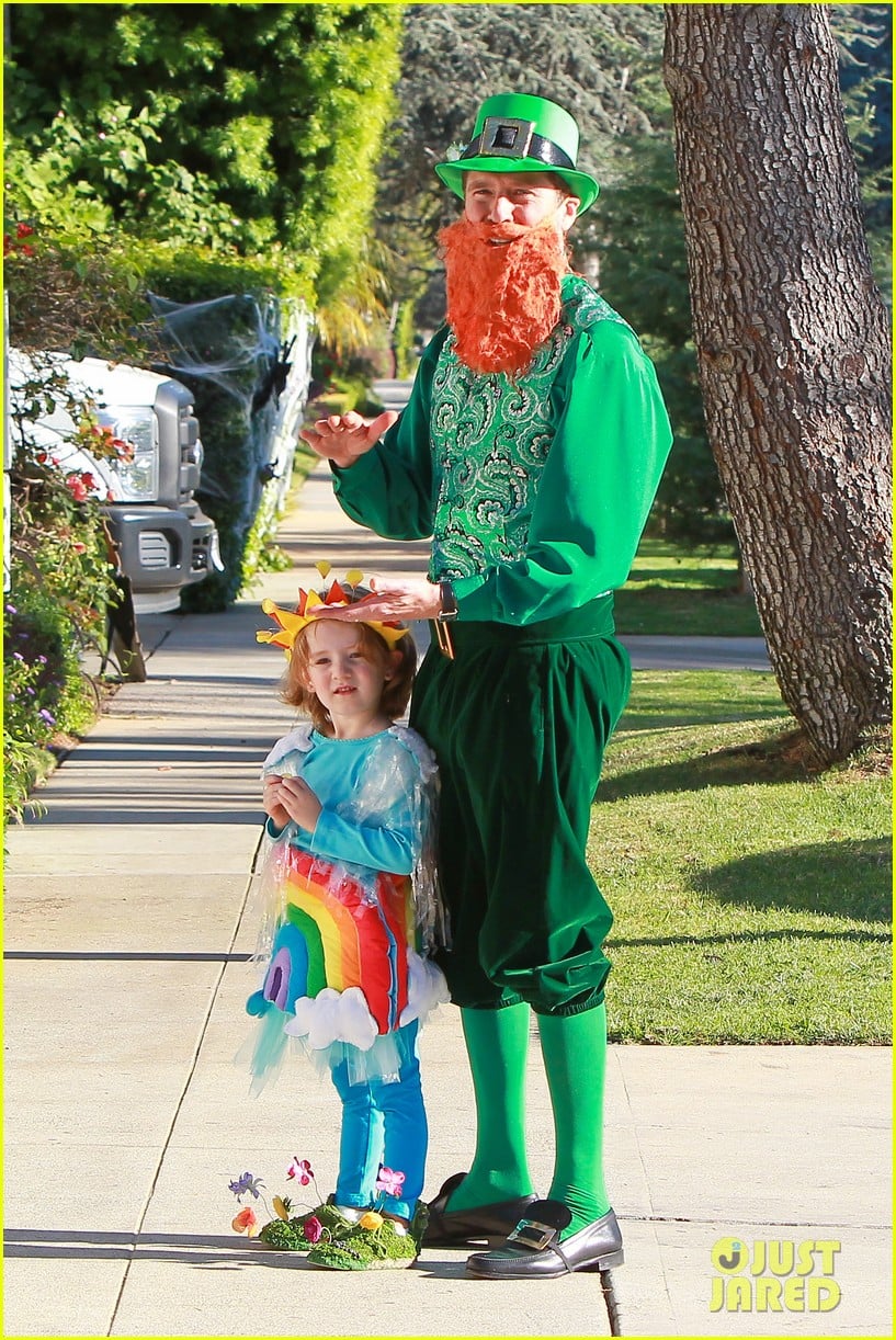 alyson hannigan family leprechaun halloween costume 2013 132983819