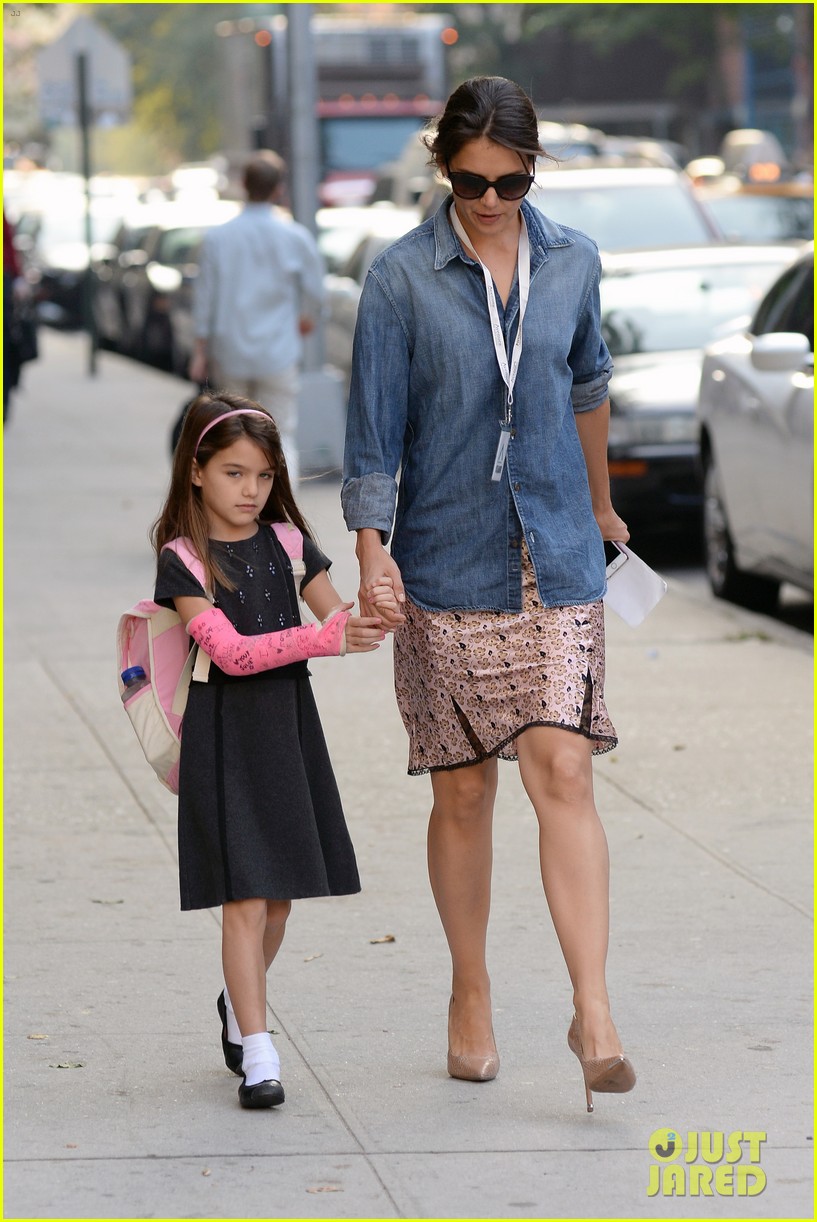 katie holmes takes friday morning stroll with suri 112965885