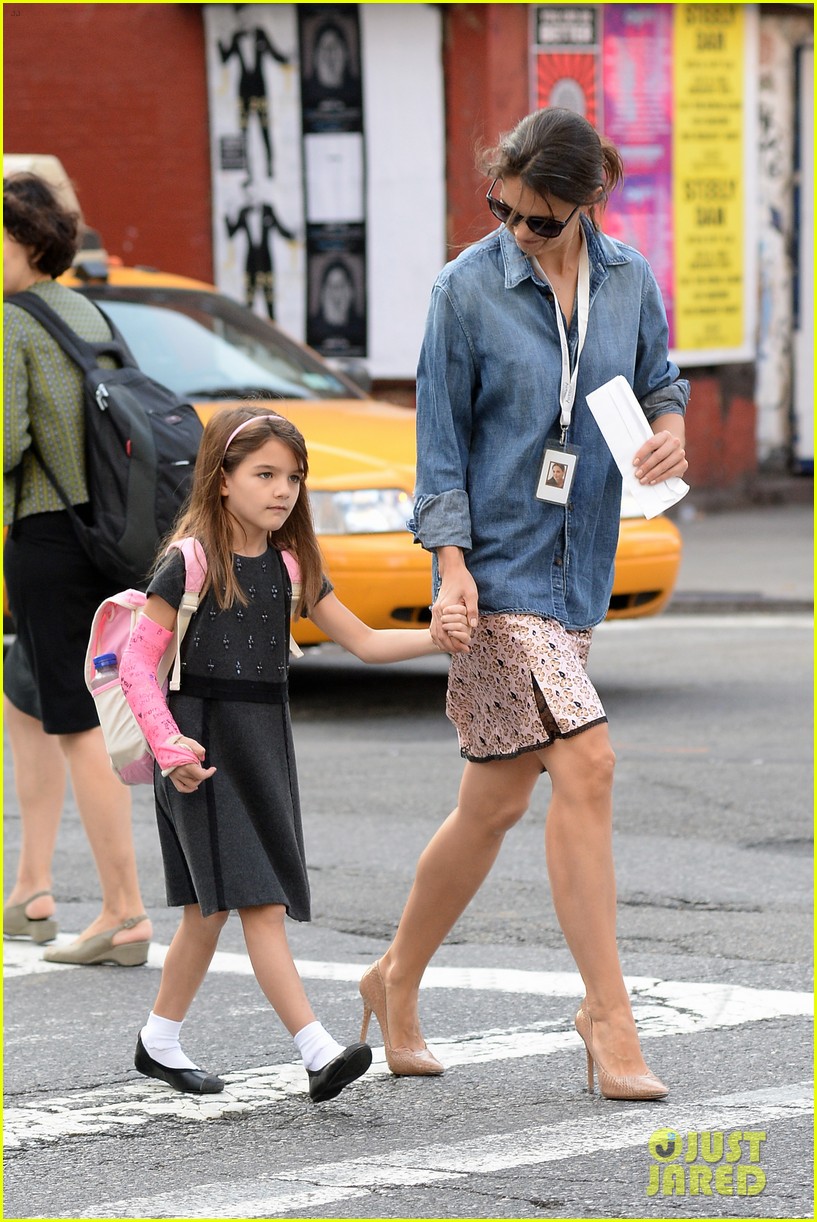 katie holmes takes friday morning stroll with suri 15