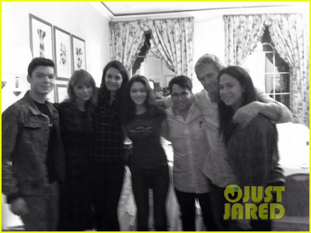 katie holmes joins twitter posts giver cast hangout pic 01