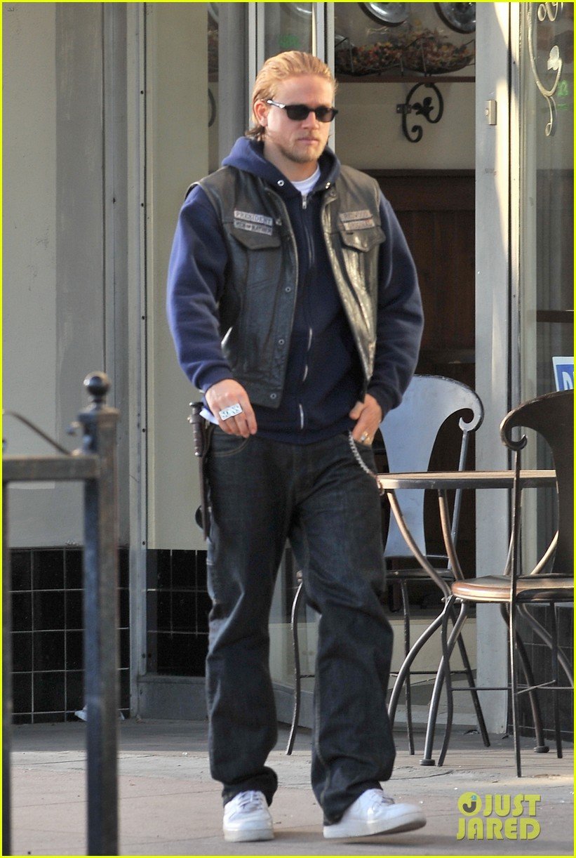 charlie hunnam did not want to become robert pattinson 122972598