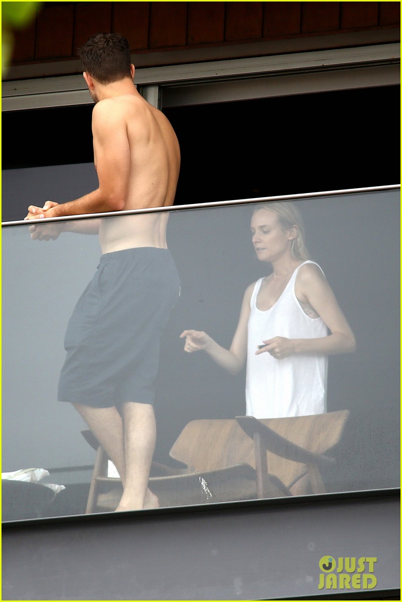 joshua jackson shirtless before day out with diane kruger 092983505