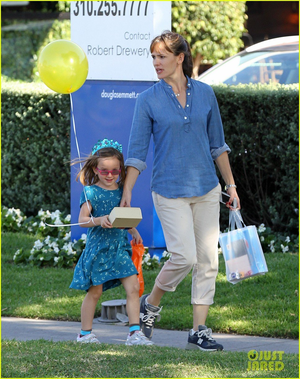 Jennifer Garner Brentwood Birthday Party with Seraphina Photo 2975829