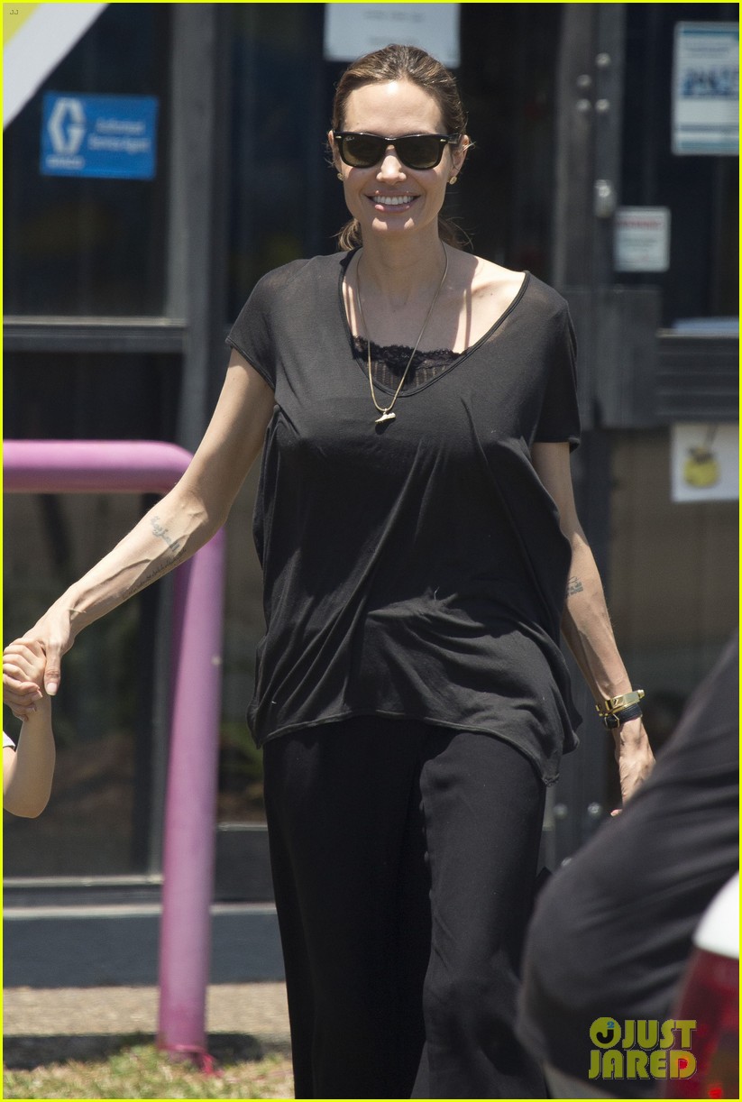 angelina jolie shops in queensland with the twins 19
