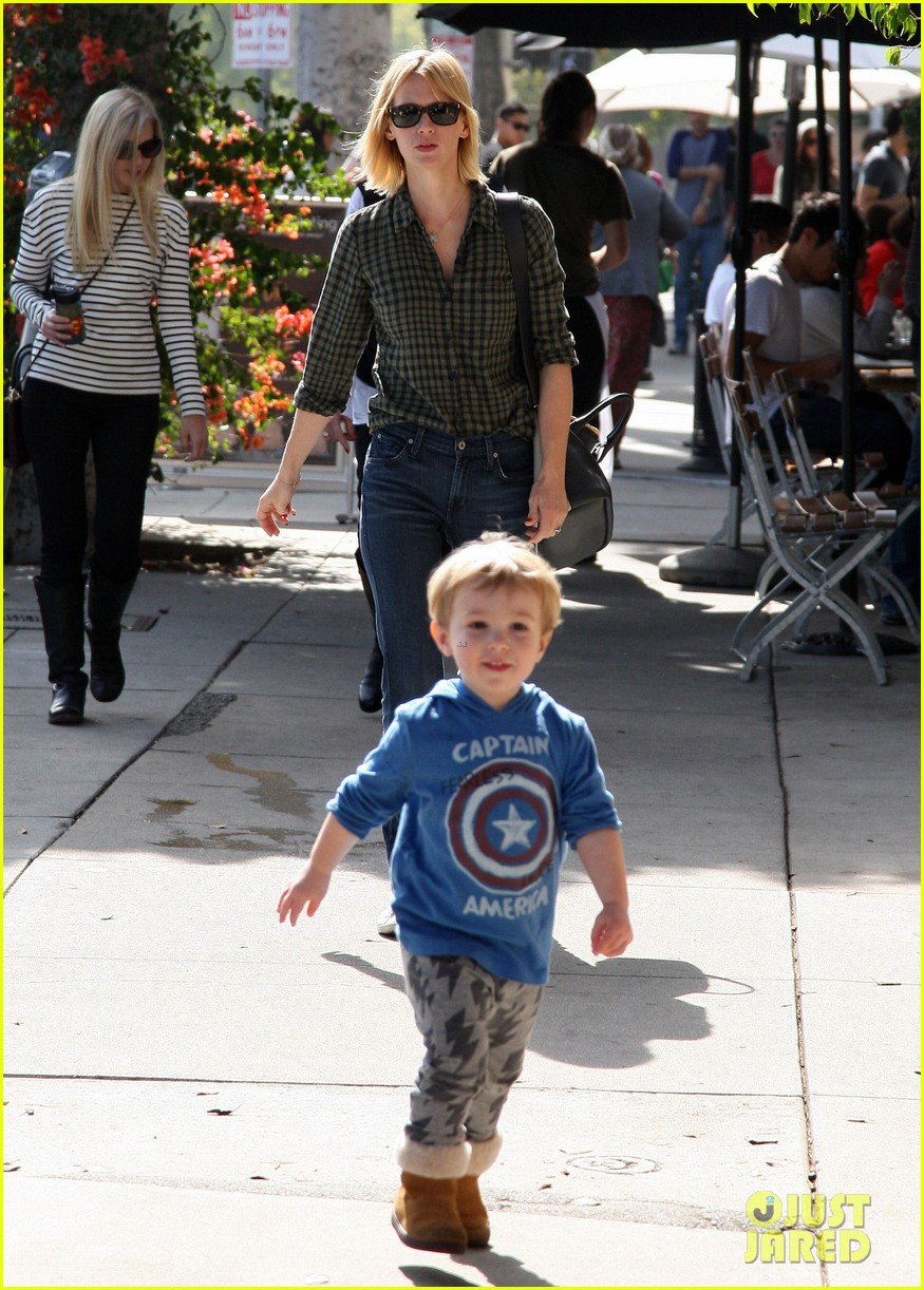 january jones baby boy xander to lunch with friends 03