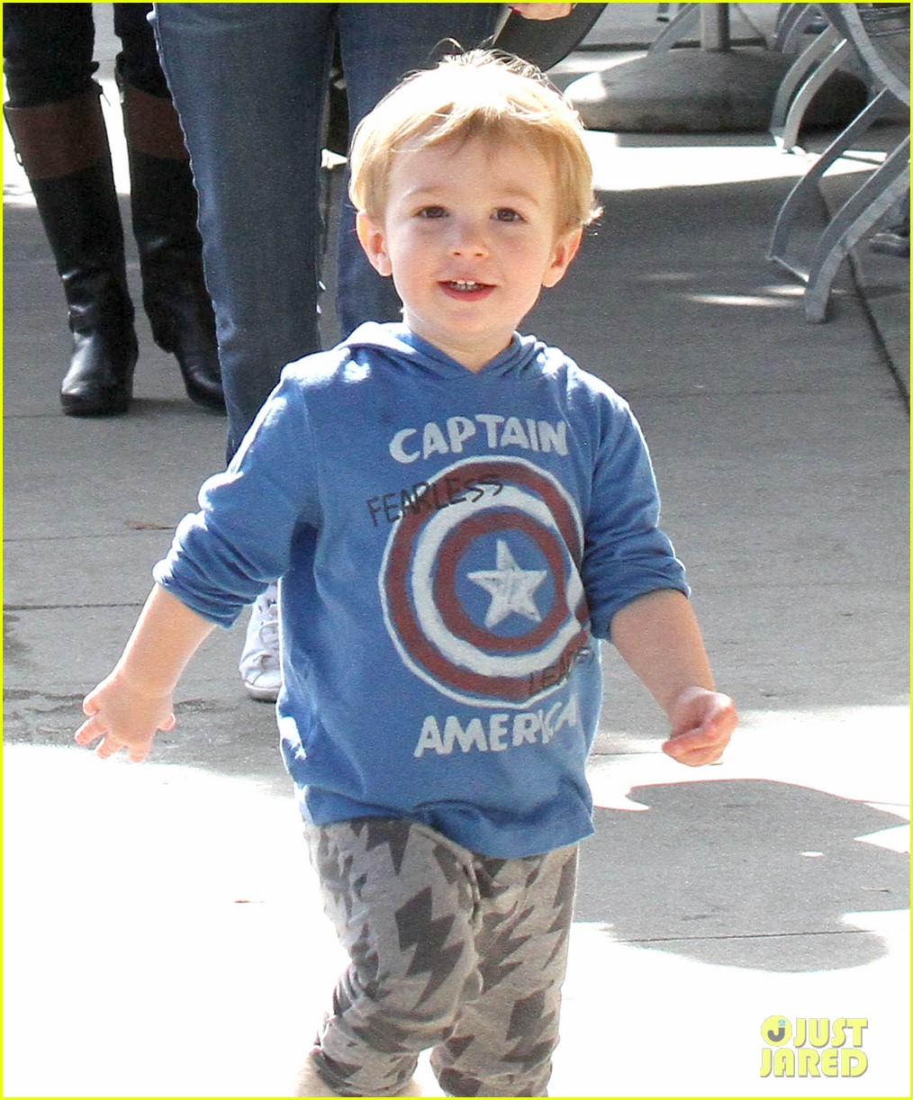 january jones baby boy xander to lunch with friends 042981552