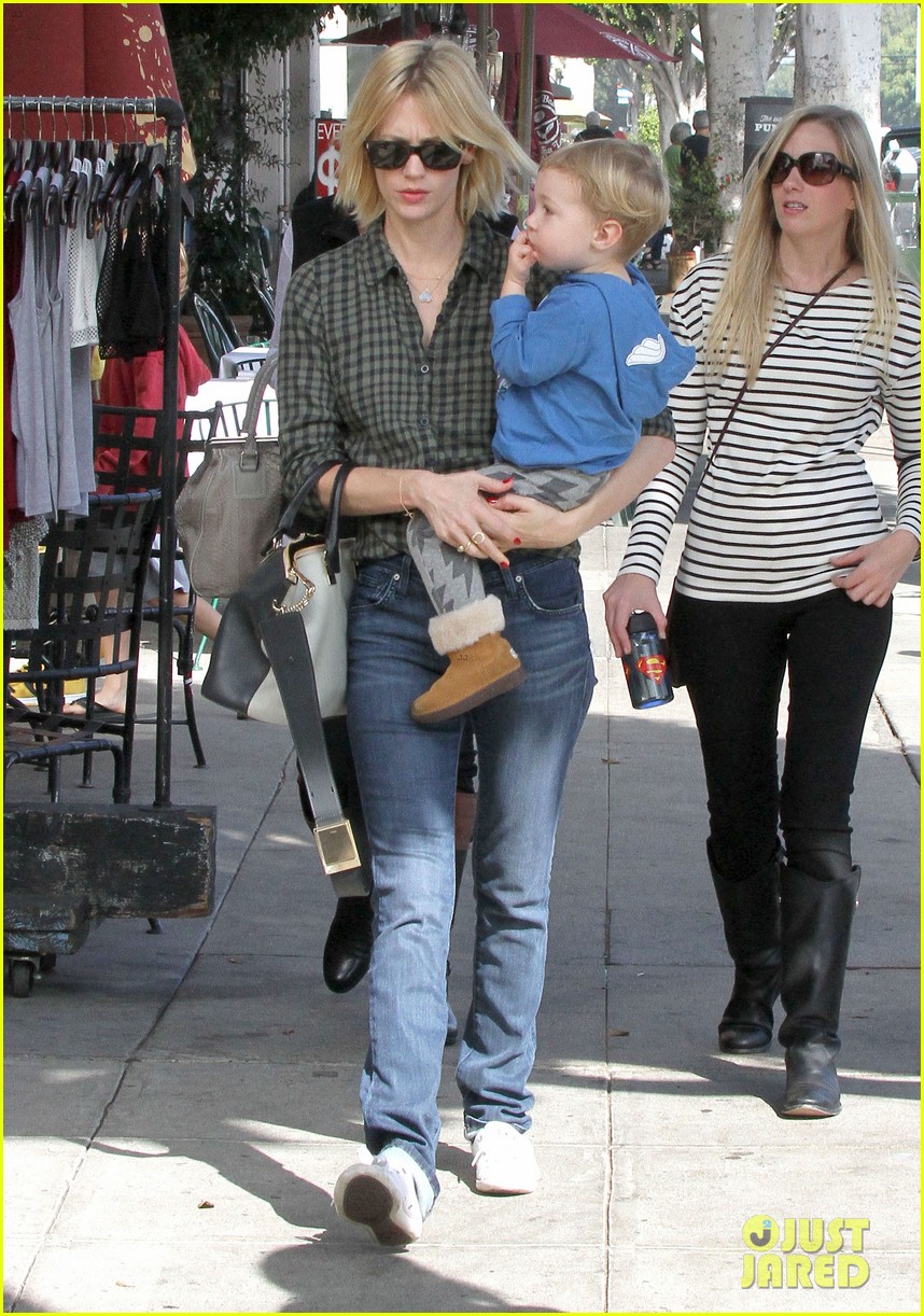 january jones baby boy xander to lunch with friends 082981556