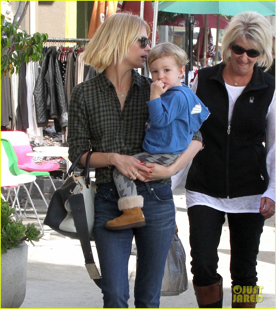 january jones baby boy xander to lunch with friends 092981557