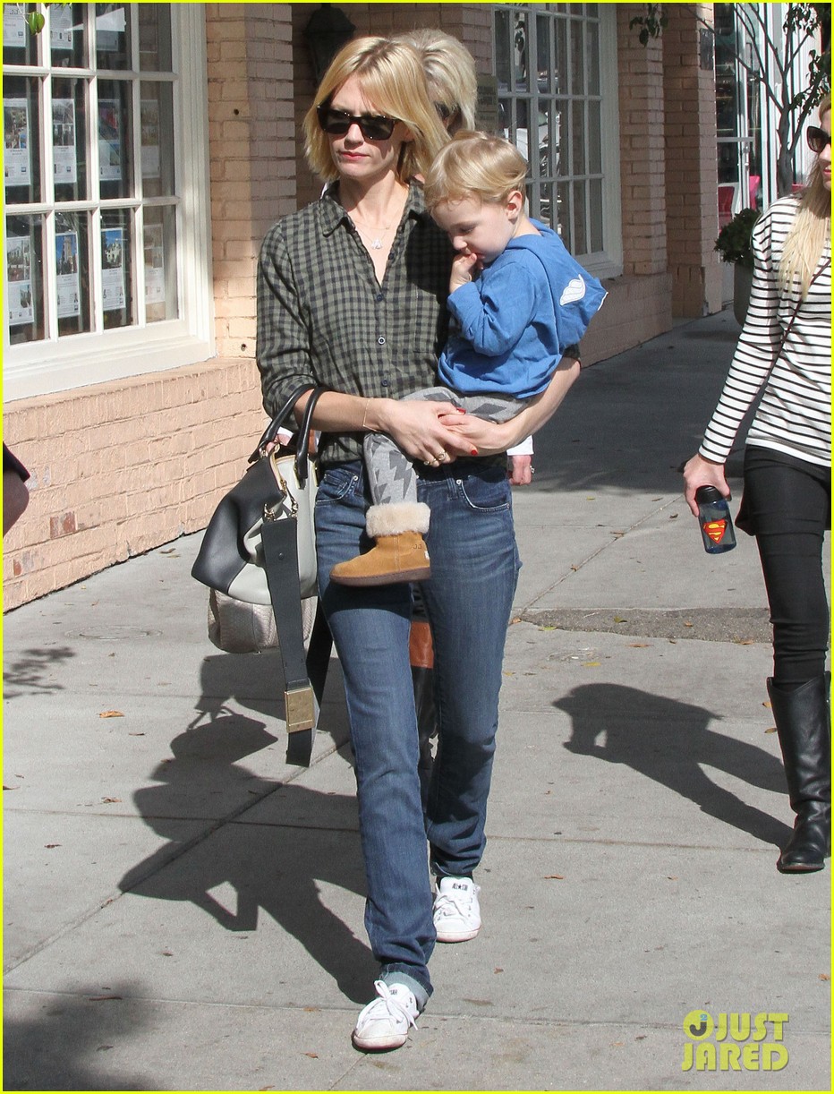 january jones baby boy xander to lunch with friends 122981560