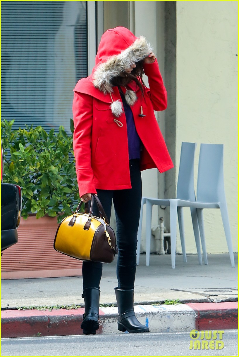 mila kunis wears winter coat for lunch with pals 102969551