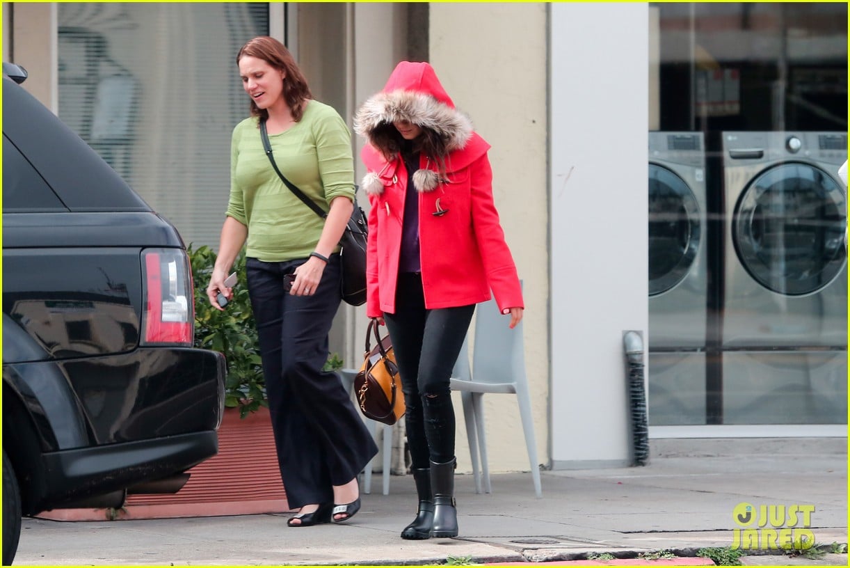 mila kunis wears winter coat for lunch with pals 23