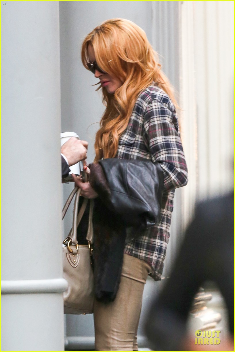 lindsay lohan constantly talks to dad michael 082979408