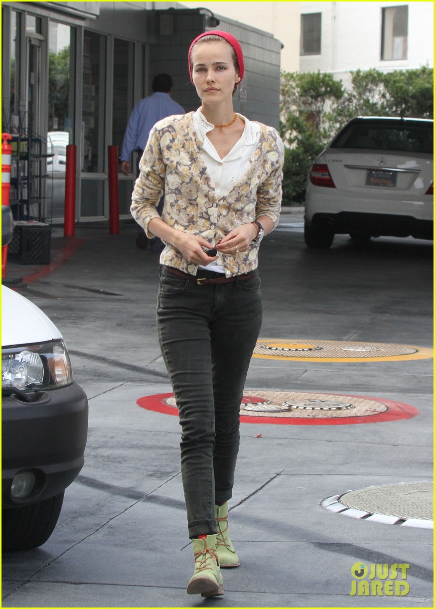 isabel lucas tends to her car at detail shop 06