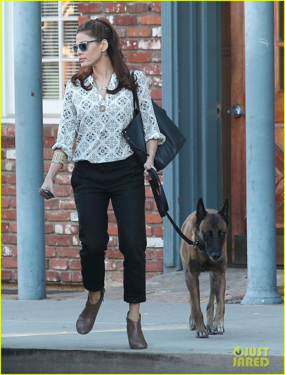 eva mendes does business with her dog 052975445