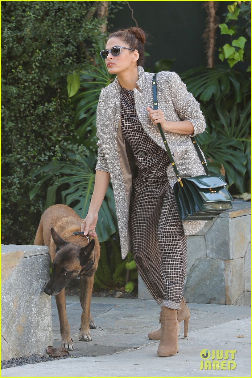 eva mendes leads hugo by his collar 012982300