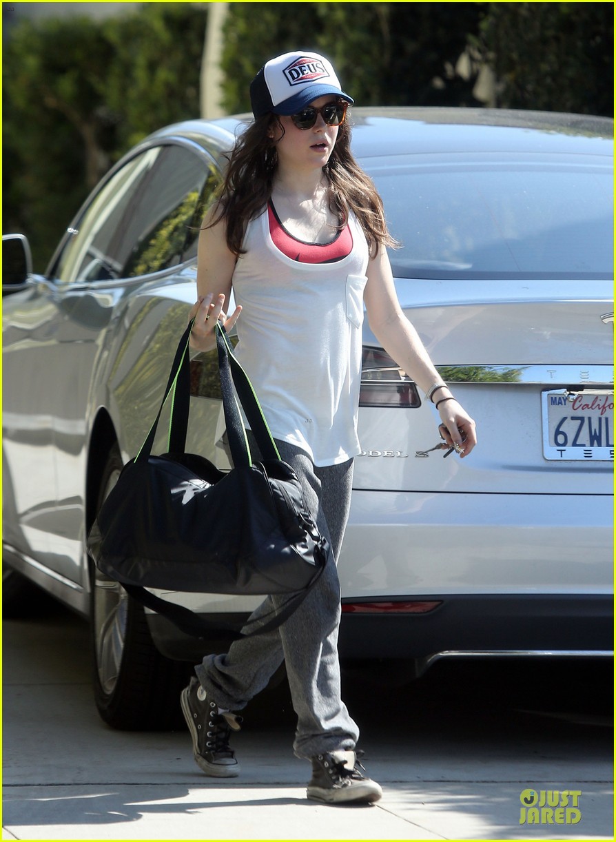ellen page flashes red sports bra after workout 23