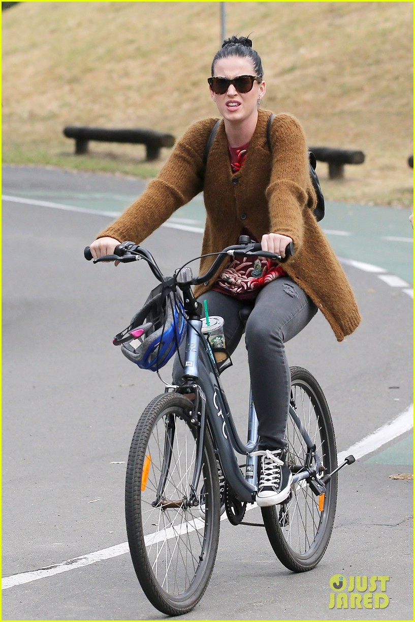 katy perry bikes in sydney thanks fans for bday wishes 062981414