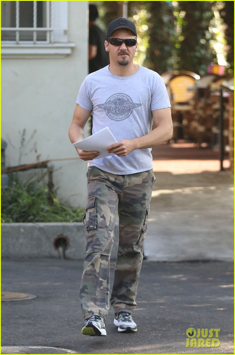 jeremy renner goes camouflage in west hollywood 012965895