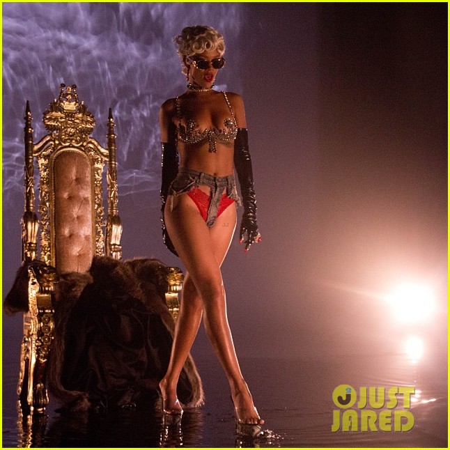 rihanna more pour it up behind the scenes video 06