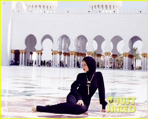 rihanna asked to leave abu dahbi mosque after photo shoot 012976325