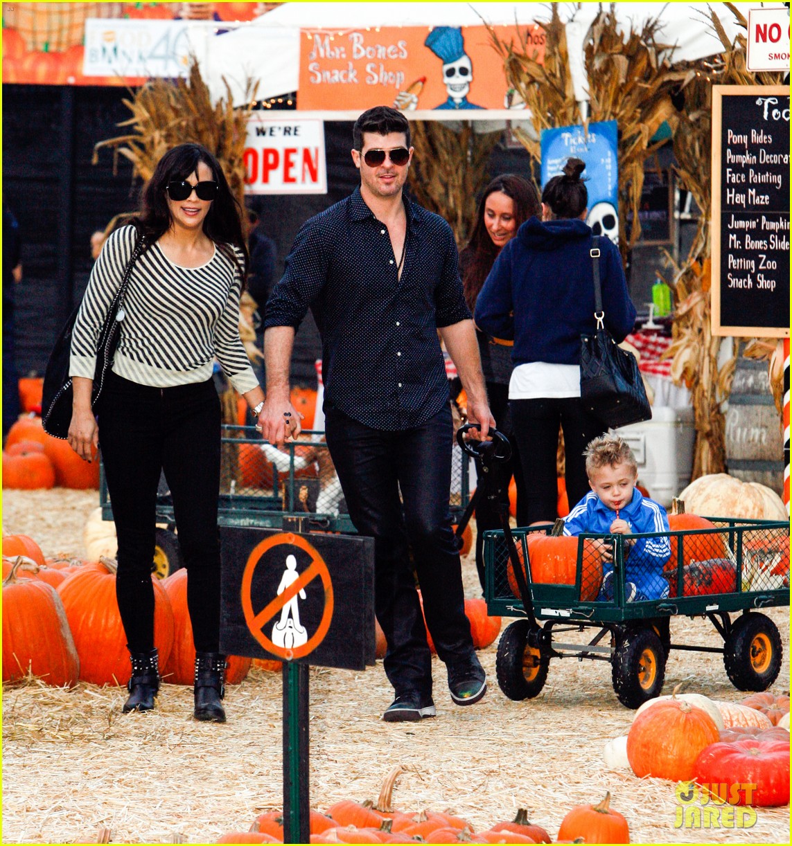 Robin Thicke & Paula Patton Pumpkin Patch Kisses! Photo 2980980(00)