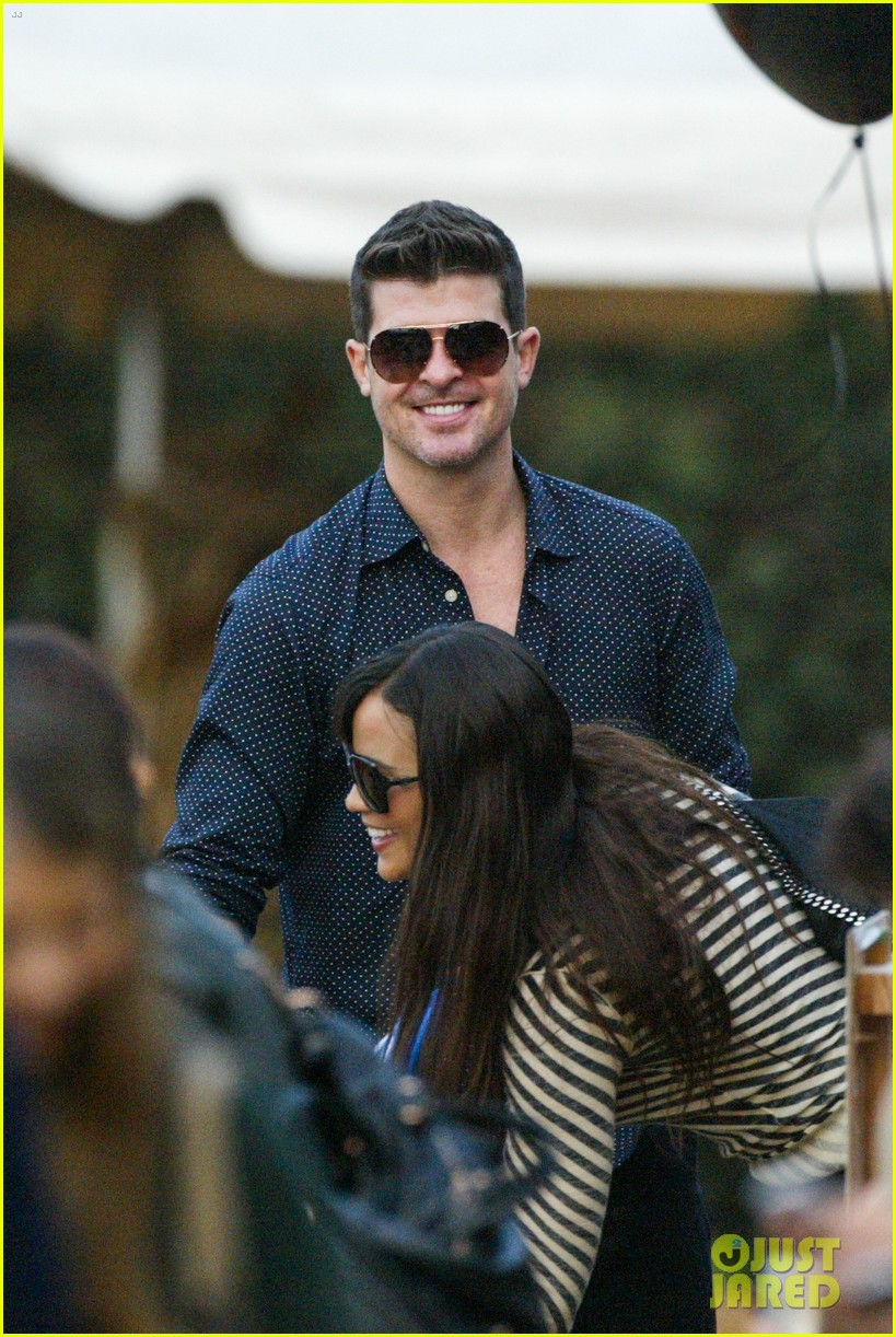 Robin Thicke & Paula Patton Pumpkin Patch Kisses! Photo 2981001