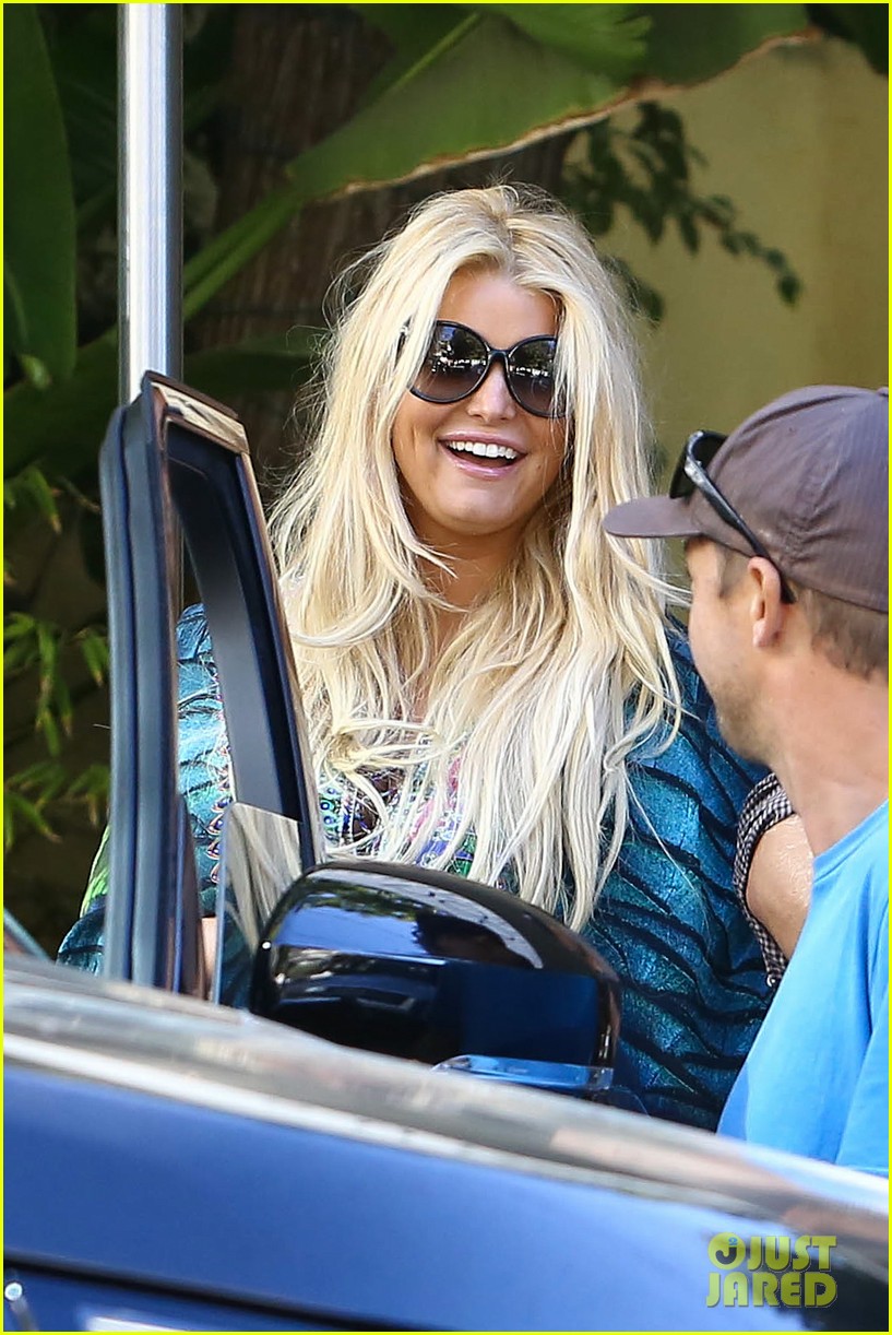 ashlee simpson steps out before 29th birthday 082965058