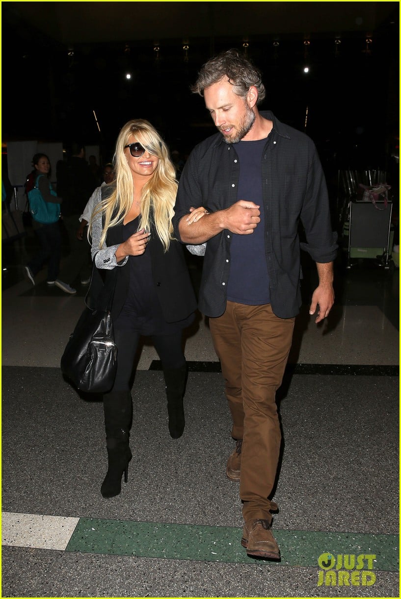 jessica simpson links arms with eric johnson at airport 022971799