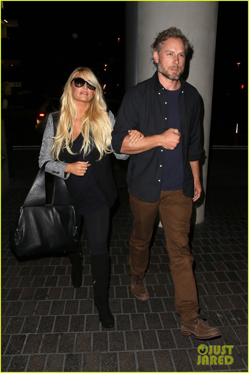 jessica simpson links arms with eric johnson at airport 04