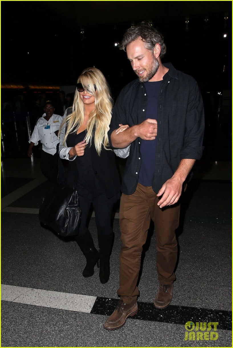 jessica simpson links arms with eric johnson at airport 06