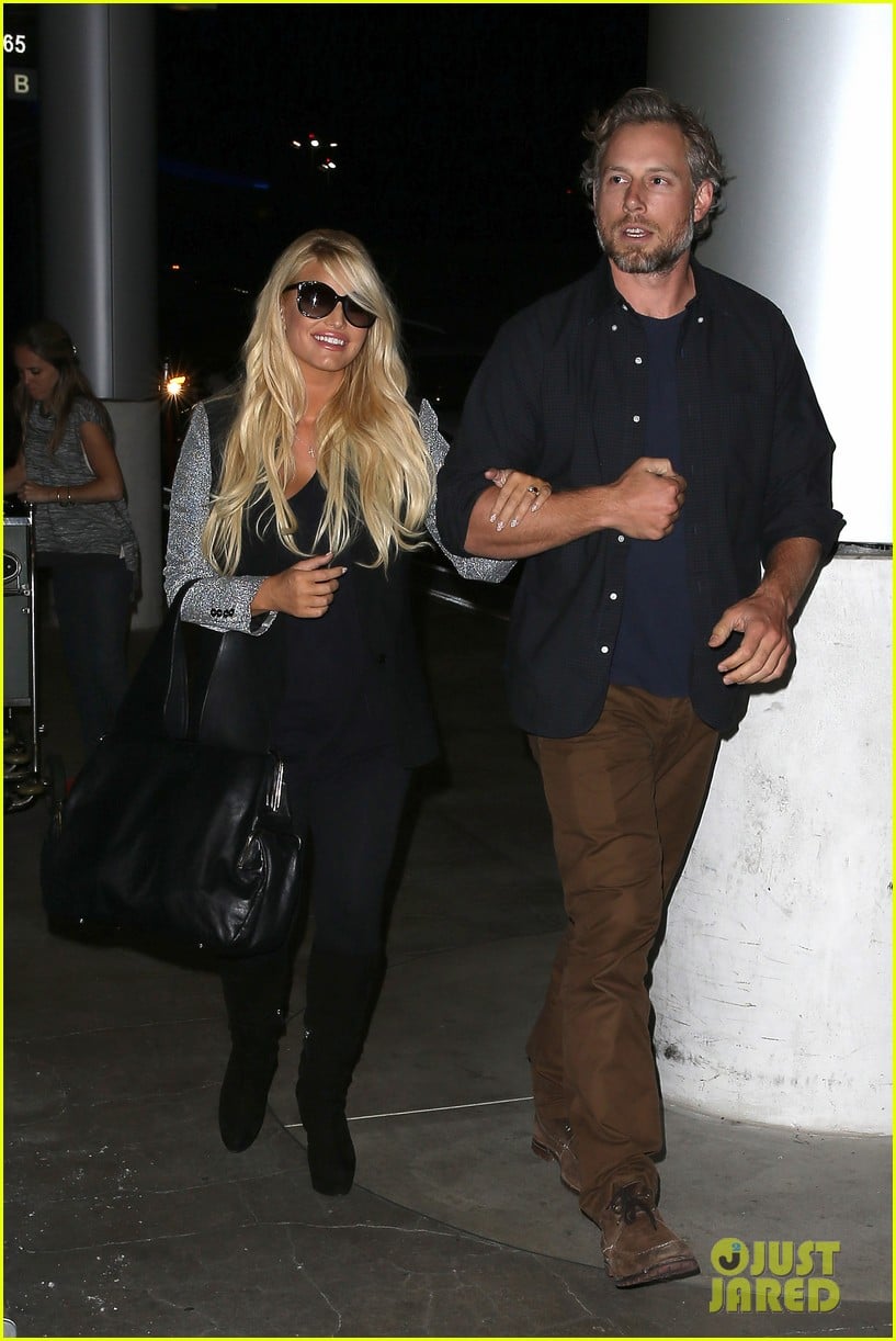 jessica simpson links arms with eric johnson at airport 08
