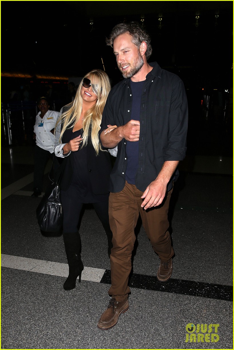 jessica simpson links arms with eric johnson at airport 122971809