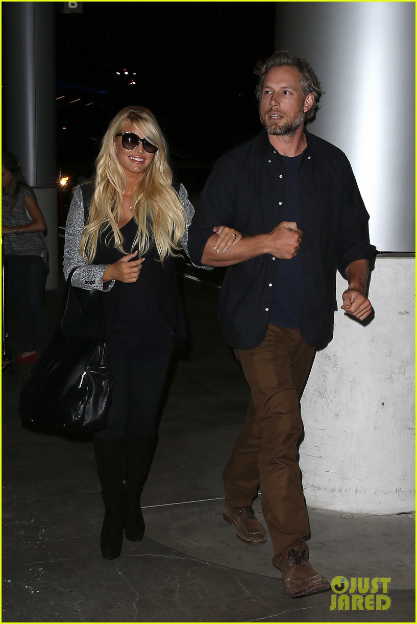 jessica simpson links arms with eric johnson at airport 17