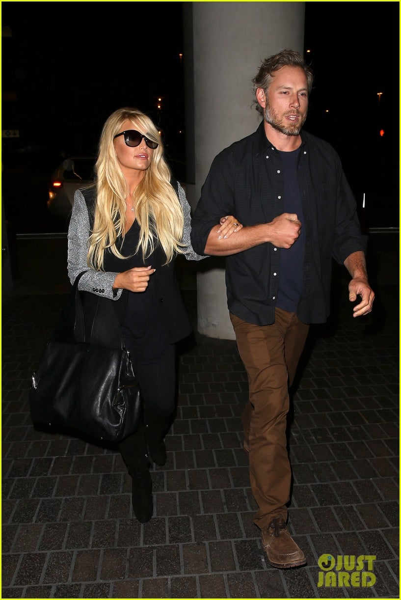 jessica simpson links arms with eric johnson at airport 192971816