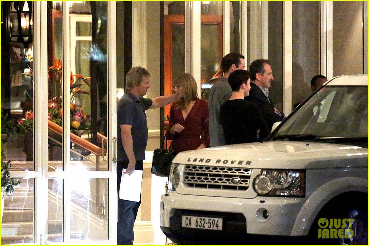 taylor swift alexander skarsgard dine with the giver cast 192976442