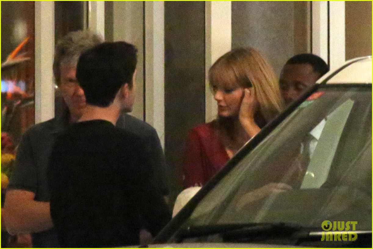 taylor swift alexander skarsgard dine with the giver cast 202976443