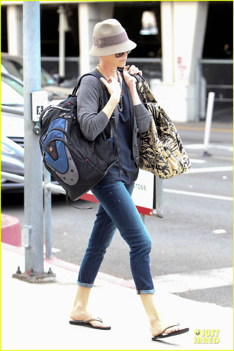 charlize theron snack grabbing lax arrival 01
