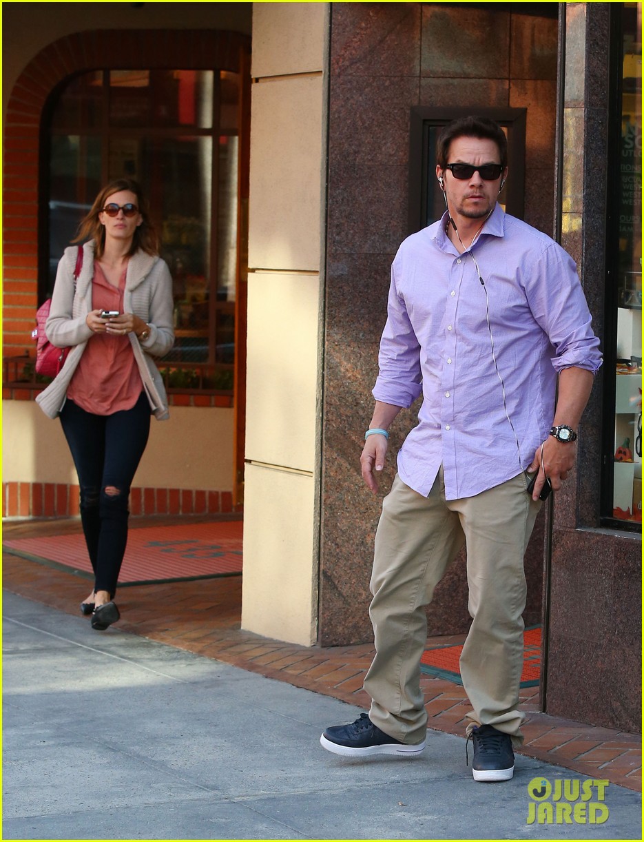 mark wahlberg holds hands with wife rhea durham 06