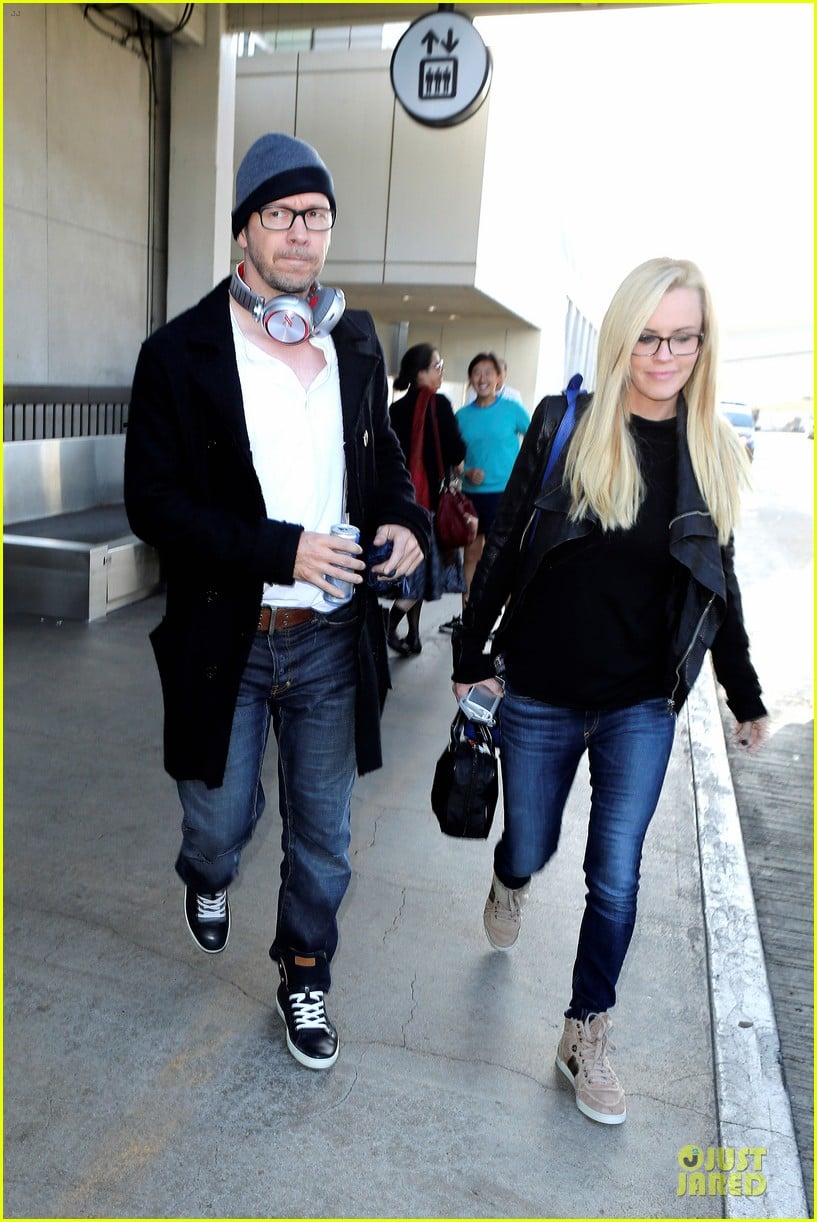 donnie wahlberg jenny mccarthy hold hands at lax airport 14