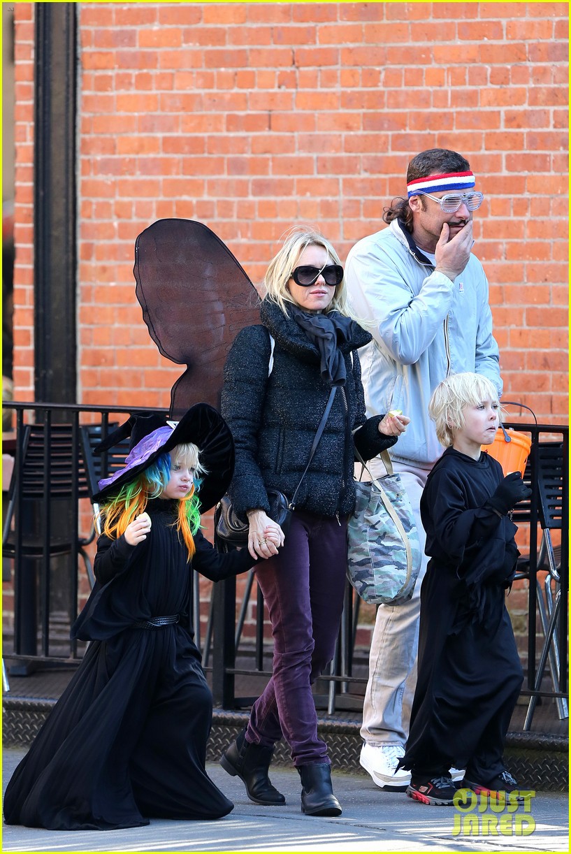 naomi watts liev schreiber early halloween with the boys 01