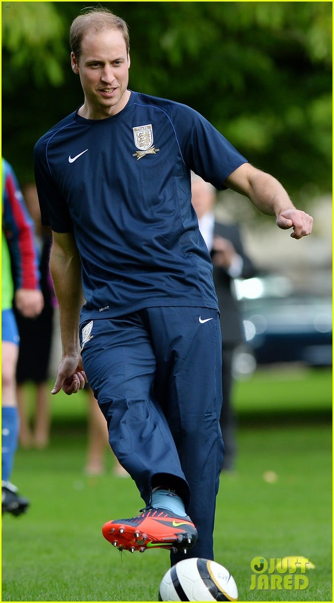 Prince William Plays Soccer on Buckingham Palace Grounds Photo 2967825(01)