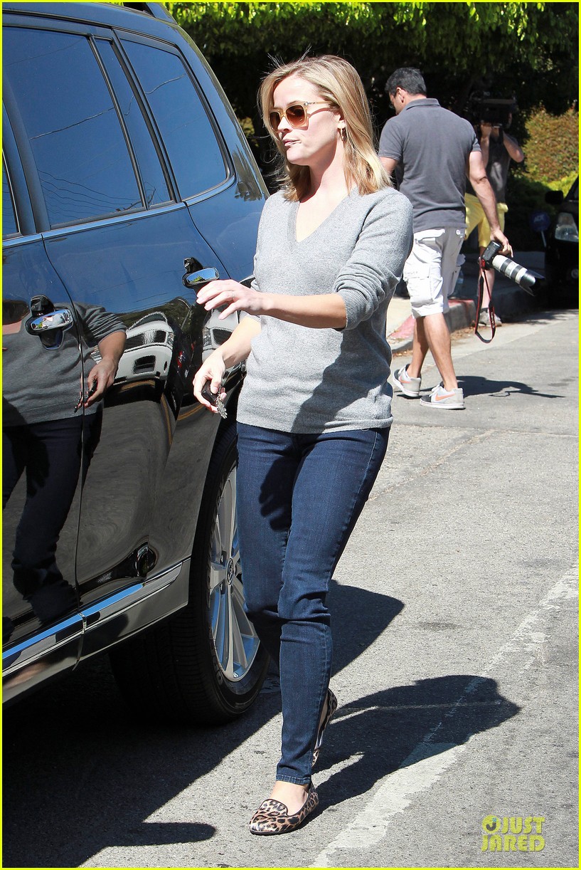reese witherspoon fierce leopard print home visit 102966857