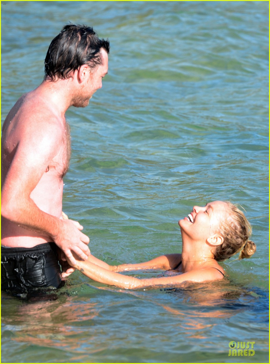 shirtless sam worthington laura bingle beach kissing couple 10